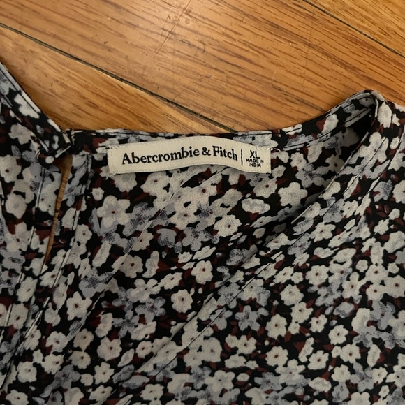 Abercrombie & Fitch Black and White Floral Blouse - Picture 4 of 4